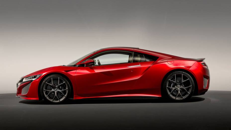 O superesportivo &eacute; h&iacute;brido, equipado com um motor V6 a gasolina e outros tr&ecirc;s a eletricidade | <a href="https://beta-develop.quatrorodas.abril.com.br/noticias/saloes/genebra-2015/honda-revela-nsx-europeu-842884.shtml" target="_blank" rel="migration">Leia mais</a>