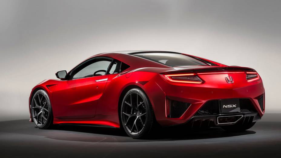 Embora seja baseado no carro-conceito de mesmo nome, o NSX foi projetado inteiramente nos EUA sob a lideran&ccedil;a da designer Michelle Christensen | <a href="https://beta-develop.quatrorodas.abril.com.br/noticias/saloes/genebra-2015/honda-revela-nsx-europeu-842884.shtml" rel="migration"></a>