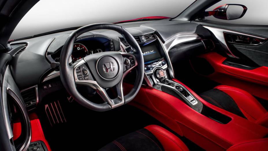 Interior tem linhas envolventes que lembram bastante o NSX original | <a href="https://beta-develop.quatrorodas.abril.com.br/noticias/saloes/genebra-2015/honda-revela-nsx-europeu-842884.shtml" target="_blank" rel="migration">Leia mais</a>