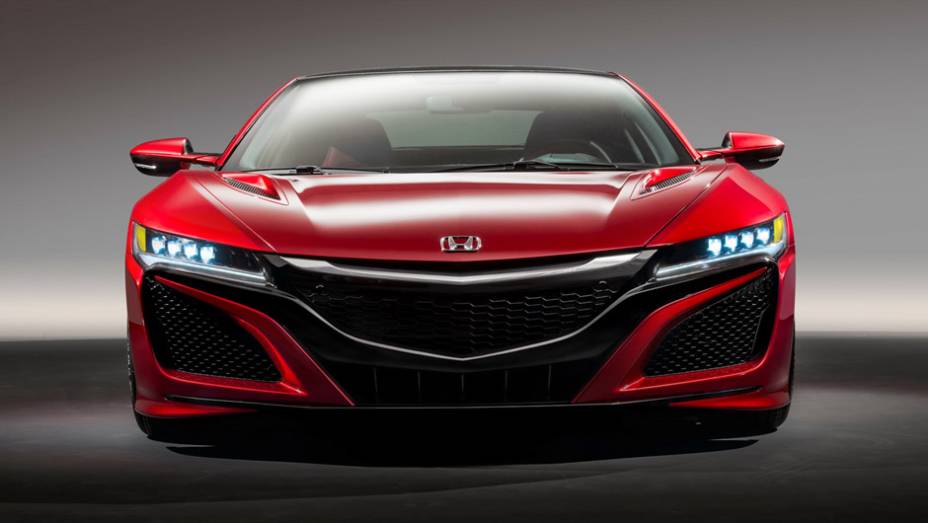 E falando no antigo NSX, sabe quem ajudou a desenvolv&ecirc;-lo no fim dos anos 80? Ayrton Senna! | <a href="https://beta-develop.quatrorodas.abril.com.br/noticias/saloes/genebra-2015/honda-revela-nsx-europeu-842884.shtml" target="_blank" rel="migration">Leia mais</a>