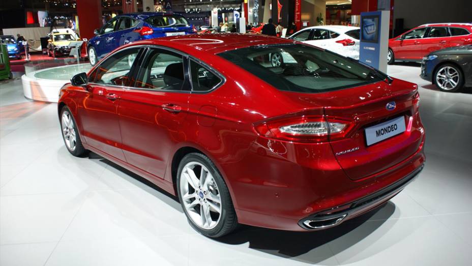 Mondeo terá versões a gasolina, diesel e uma híbrida | <a href="https://beta-develop.quatrorodas.abril.com.br/noticias/saloes/paris-2014/ford-mostra-mondeo-europeu-salao-paris-804106.shtml" rel="migration">Leia mais</a>