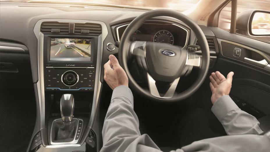 Conforto na cabine e sistema Active Park Assist que estaciona o modelo sozinho | <a href="https://beta-develop.quatrorodas.abril.com.br/noticias/saloes/paris-2014/ford-mostra-mondeo-europeu-salao-paris-804106.shtml" rel="migration">Leia mais</a>