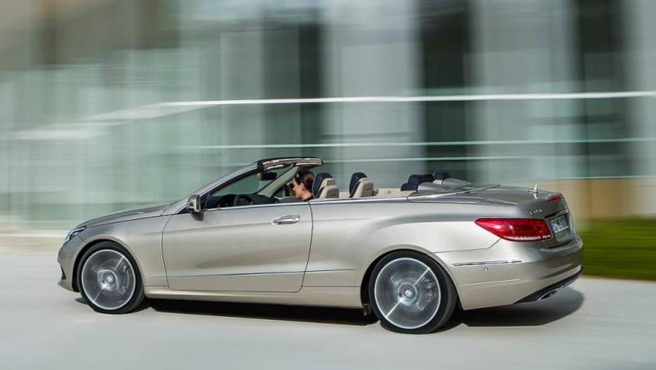 Embora sem mudanças na lateral, o Cabriolet continua elegante | <a href="https://beta-develop.quatrorodas.abril.com.br/saloes/detroit/2013/mercedes-benz-classe-coupe-cabriolet-730406.shtml" rel="migration">Leia mais</a>