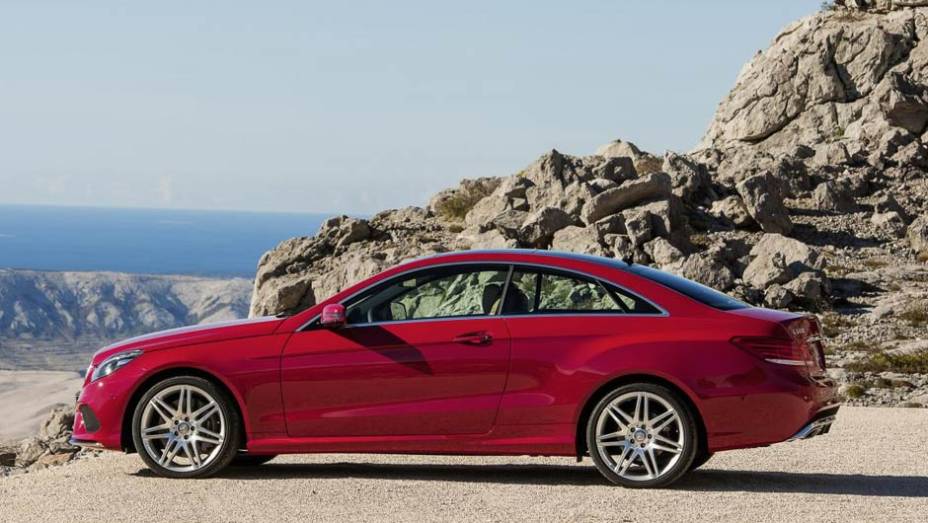 O perfil esportivo &eacute; real&ccedil;ado nesta vers&atilde;o | <a href="https://beta-develop.quatrorodas.abril.com.br/saloes/detroit/2013/mercedes-benz-classe-coupe-cabriolet-730406.shtml" rel="migration">Leia mais</a>
