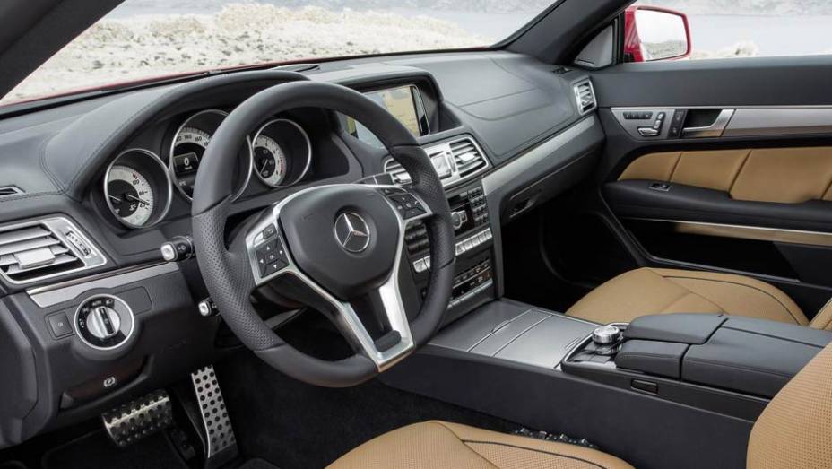 Volante esportivo e acabamento de primeira fazem os ocupantes se sentirem à vontade | <a href="https://beta-develop.quatrorodas.abril.com.br/saloes/detroit/2013/mercedes-benz-classe-coupe-cabriolet-730406.shtml" rel="migration">Leia mais</a>