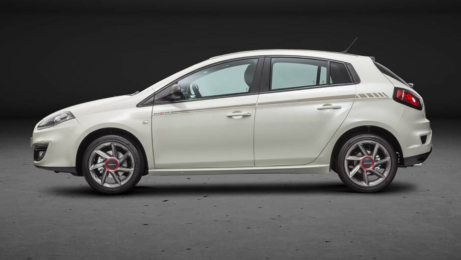 Olhando de lado s&oacute; as rodas s&atilde;o novas; o resto &eacute; tudo como em 2010 | <a href="https://beta-develop.quatrorodas.abril.com.br/noticias/fabricantes/fiat-lanca-bravo-reestilizado-831820.shtml" rel="migration">Leia mais</a>