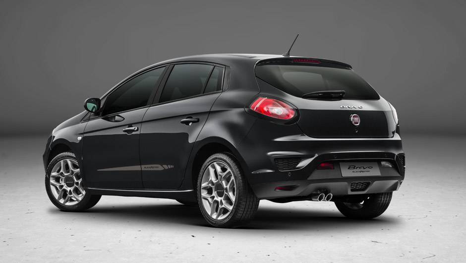 Saias laterais, rodas aro 17 e ponteira dupla identificam a vers&atilde;o | <a href="https://beta-develop.quatrorodas.abril.com.br/noticias/fabricantes/fiat-lanca-bravo-reestilizado-831820.shtml" rel="migration">Leia mais</a>