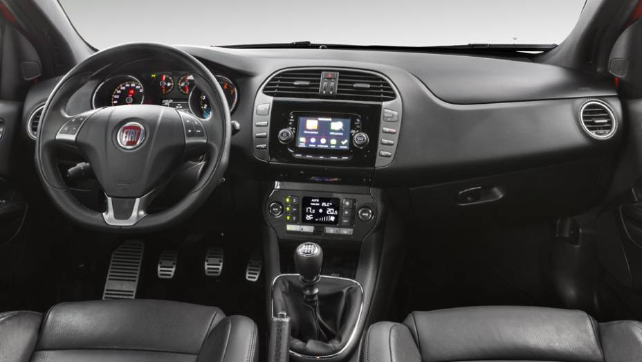 Interior traz central multimídia com tela de cinco polegadas em todas as versões | <a href="https://beta-develop.quatrorodas.abril.com.br/noticias/fabricantes/fiat-lanca-bravo-reestilizado-831820.shtml" rel="migration">Leia mais</a>