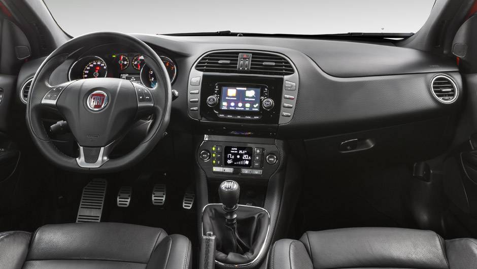 Interior traz central multim&iacute;dia com tela de cinco polegadas em todas as vers&otilde;es | <a href="https://beta-develop.quatrorodas.abril.com.br/noticias/fabricantes/fiat-lanca-bravo-reestilizado-831820.shtml" rel="migration">Leia mais</a>