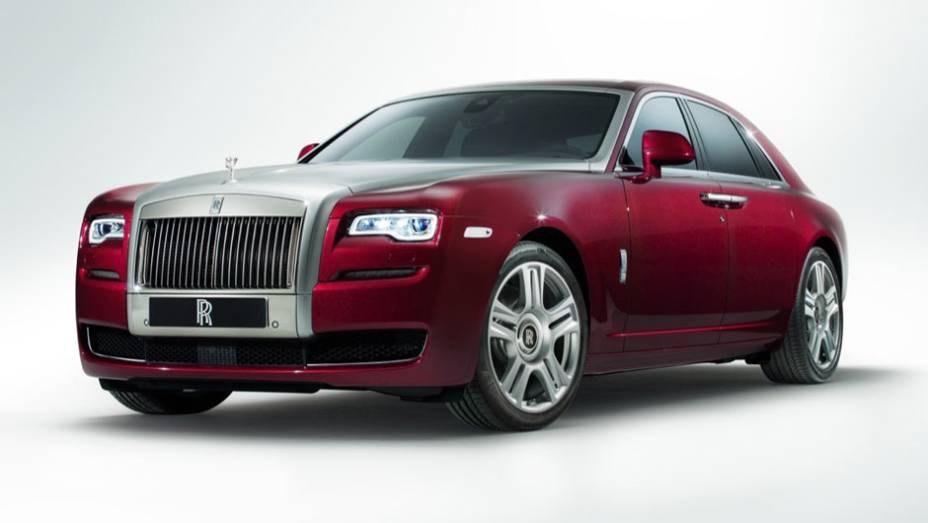 A Rolls-Royce reestilizou o sedã Ghost, rebatizando-o de Ghost Series II | <a href="https://beta-develop.quatrorodas.abril.com.br/noticias/saloes/genebra-2014/rolls-royce-lanca-ghost-series-ii-775298.shtml" rel="migration">Leia mais</a>