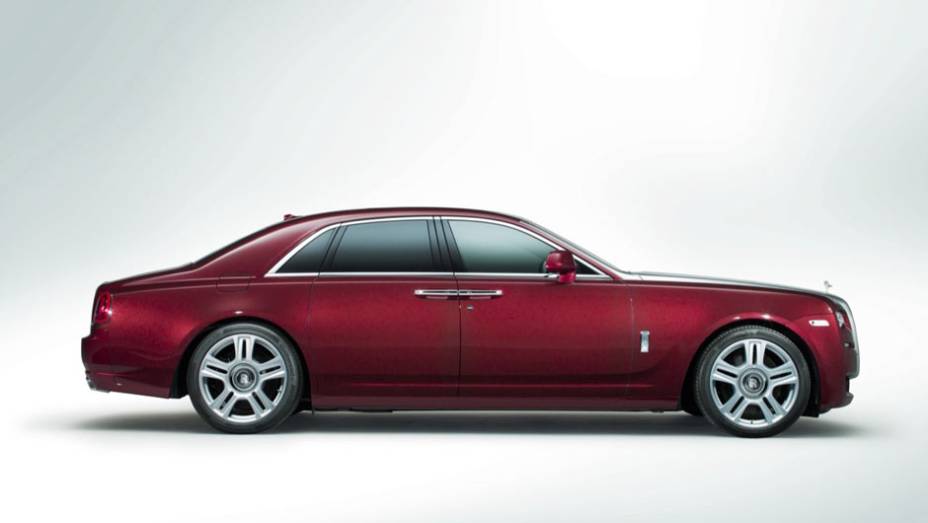 Suntuoso, o sedã traz novas rodas de 19 polegadas | <a href="https://beta-develop.quatrorodas.abril.com.br/noticias/saloes/genebra-2014/rolls-royce-lanca-ghost-series-ii-775298.shtml" rel="migration">Leia mais</a>