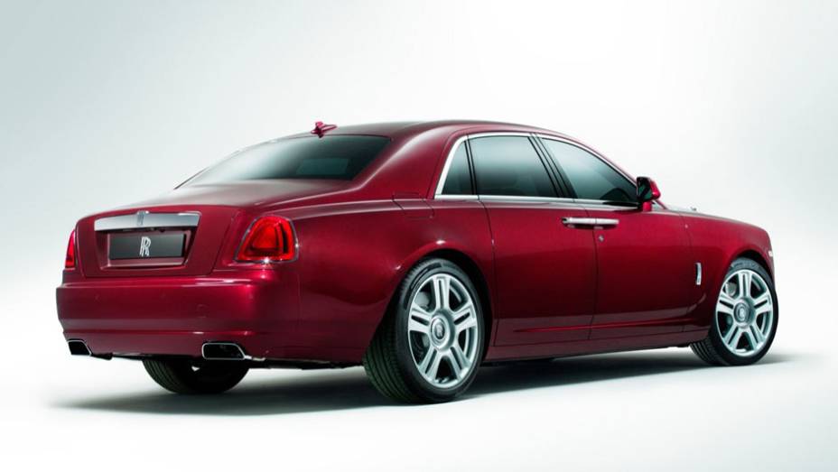 O Ghost foi lançado em 2009 | <a href="https://beta-develop.quatrorodas.abril.com.br/noticias/saloes/genebra-2014/rolls-royce-lanca-ghost-series-ii-775298.shtml" rel="migration">Leia mais</a>