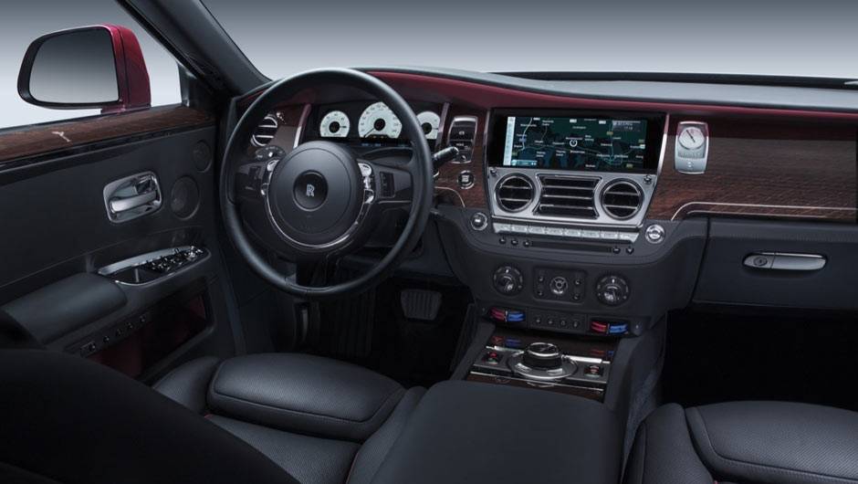 A luxuosa cabine tem uma tela de 10 polegadas para exibir as informa&ccedil;&otilde;es do sistema multim&iacute;dia | <a href="https://beta-develop.quatrorodas.abril.com.br/noticias/saloes/genebra-2014/rolls-royce-lanca-ghost-series-ii-775298.shtml" rel="migration">Leia mais</a>
