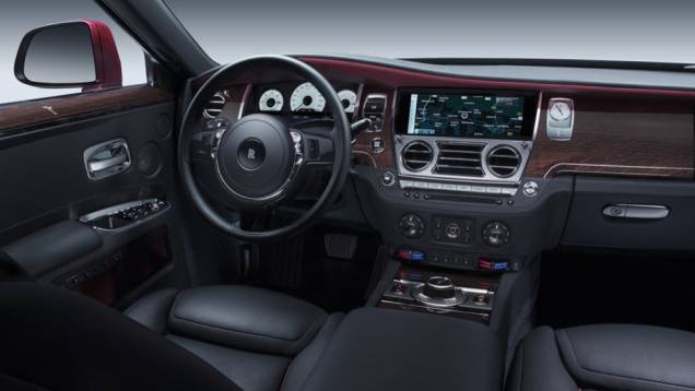 A luxuosa cabine tem uma tela de 10 polegadas para exibir as informações do sistema multimídia | <a href="https://beta-develop.quatrorodas.abril.com.br/noticias/saloes/genebra-2014/rolls-royce-lanca-ghost-series-ii-775298.shtml" rel="migration">Leia mais</a> A luxuosa cabine tem uma tela de 10 polegadas para exibir as informações do sistema multimídia | <a href="https://beta-develop.quatrorodas.abril.com.br/noticias/saloes/genebra-2014/rolls-royce-lanca-ghost-series-ii-775298.shtml" rel="migration">Leia mais</a>