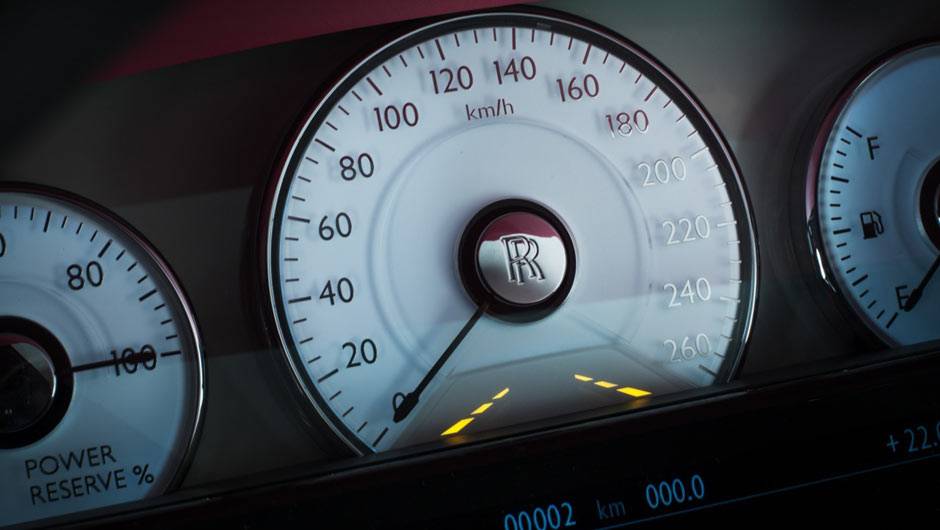 O quadro de instrumentos tamb&eacute;m &eacute; novo | <a href="https://beta-develop.quatrorodas.abril.com.br/noticias/saloes/genebra-2014/rolls-royce-lanca-ghost-series-ii-775298.shtml" rel="migration">Leia mais</a>