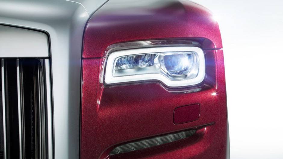 Os far&oacute;is redesenhados completam o pacote de novidades | <a href="https://beta-develop.quatrorodas.abril.com.br/noticias/saloes/genebra-2014/rolls-royce-lanca-ghost-series-ii-775298.shtml" rel="migration">Leia mais</a>