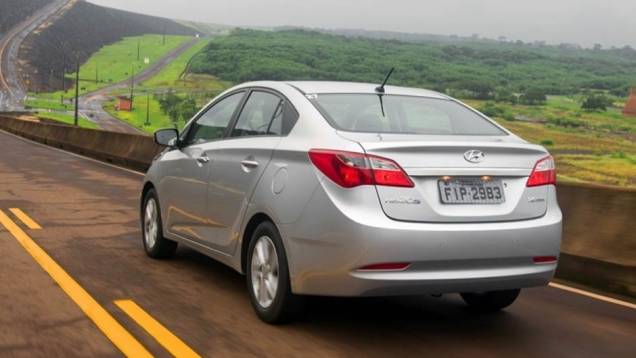 Salvo pelo porta-malas saliente, as linhas do HB20S lembram (muito) o hatch, inclusive no desenho das lanternas | <a href="https://beta-develop.quatrorodas.abril.com.br/noticias/fabricantes/hyundai-hb20-seda-chega-r-39-495-735145.shtml" rel="migration">Leia mais</a>