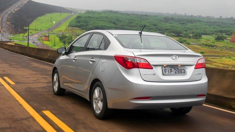 Salvo pelo porta-malas saliente, as linhas do HB20S lembram (muito) o hatch, inclusive no desenho das lanternas | <a href="https://beta-develop.quatrorodas.abril.com.br/noticias/fabricantes/hyundai-hb20-seda-chega-r-39-495-735145.shtml" rel="migration">Leia mais</a>