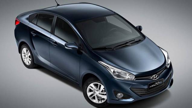 Os far&oacute;is espichados e a profus&atilde;o de vincos devem faz&ecirc;-lo ser comparado com o Elantra | <a href="https://beta-develop.quatrorodas.abril.com.br/noticias/fabricantes/hyundai-hb20-seda-chega-r-39-495-735145.shtml" rel="migration">Leia mais</a>