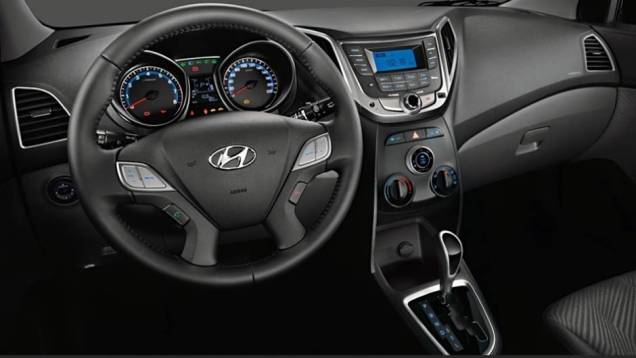O interior &eacute; igual ao hatch, com ilumina&ccedil;&atilde;o azulada e bom acabamento | <a href="https://beta-develop.quatrorodas.abril.com.br/noticias/fabricantes/hyundai-hb20-seda-chega-r-39-495-735145.shtml" rel="migration">Leia mais</a>