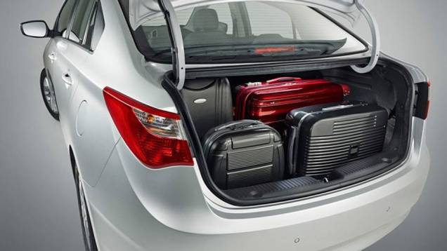 Porta-malas comporta 450 litros, ou 150 litros a mais que o hatch | <a href="https://beta-develop.quatrorodas.abril.com.br/noticias/fabricantes/hyundai-hb20-seda-chega-r-39-495-735145.shtml" rel="migration">Leia mais</a>