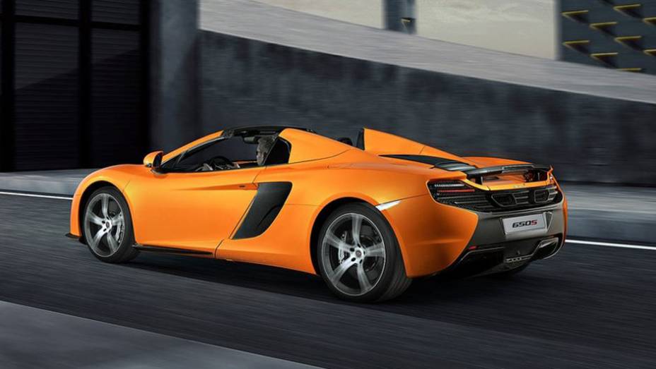 O carro tem uma vigia traseira de vidro que pode reduzir a turbulência gerada pelo vento quando a capota está recolhida | <a href="https://beta-develop.quatrorodas.abril.com.br/noticias/saloes/genebra-2014/mclaren-revela-650s-spider-775286.shtml" rel="migration">Leia mais</a> O carro tem uma vigia traseira de vidro que pode reduzir a turbulência gerada pelo vento quando a capota está recolhida | <a href="https://beta-develop.quatrorodas.abril.com.br/noticias/saloes/genebra-2014/mclaren-revela-650s-spider-775286.shtml" rel="migration">Leia mais</a>