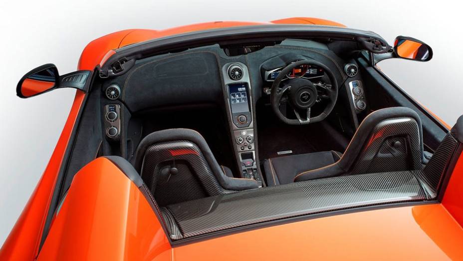 O interior conta com uso abundante de materiais como camurça e fibra de carbono | <a href="https://beta-develop.quatrorodas.abril.com.br/noticias/saloes/genebra-2014/mclaren-revela-650s-spider-775286.shtml" rel="migration">Leia mais</a>