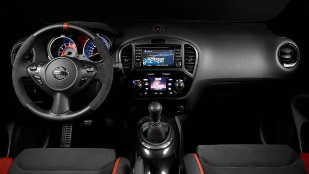O interior tem bancos e volante revestidos em camur&ccedil;a; transmiss&atilde;o, s&oacute; manual de seis marchas | <a href="https://beta-develop.quatrorodas.abril.com.br/noticias/saloes/genebra-2014/nissan-renova-crossover-juke-775338.shtml" rel="migration">Leia mais</a>