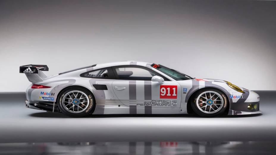 Tem 470 cv de pot&ecirc;ncia| <a href="https://beta-develop.quatrorodas.abril.com.br/noticias/saloes/genebra-2014/porsche-apresenta-carro-busca-titulo-775344.shtml" rel="migration">Leia mais</a>