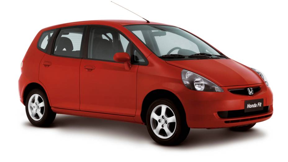 Abril de 2003: a primeira gera&ccedil;&atilde;o do Fit chega ao Brasil, nas vers&otilde;es LX e LXL, com motoriza&ccedil;&atilde;o 1.4 de 80 cv e dois tipos de transmiss&atilde;o: manual de cinco marchas e autom&aacute;tica CVT | <a href="%20https://beta-develop.quatrorodas.abril.com.br/noticias/fabricantes/honda-antec" rel="migration"></a>