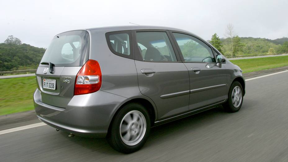 Fevereiro de 2005: chega ao mercado nacional a vers&atilde;o EX, com motor 1.5 VTEC de 105 cv. Em julho do mesmo ano, ganha um discreto "pingo" azul na letra "i" para identifica&ccedil;&atilde;o - as vers&otilde;es 1.4 tem o pingo na cor vermelha | <a href="%20https://quatrorodas.abril" rel="migration"></a>