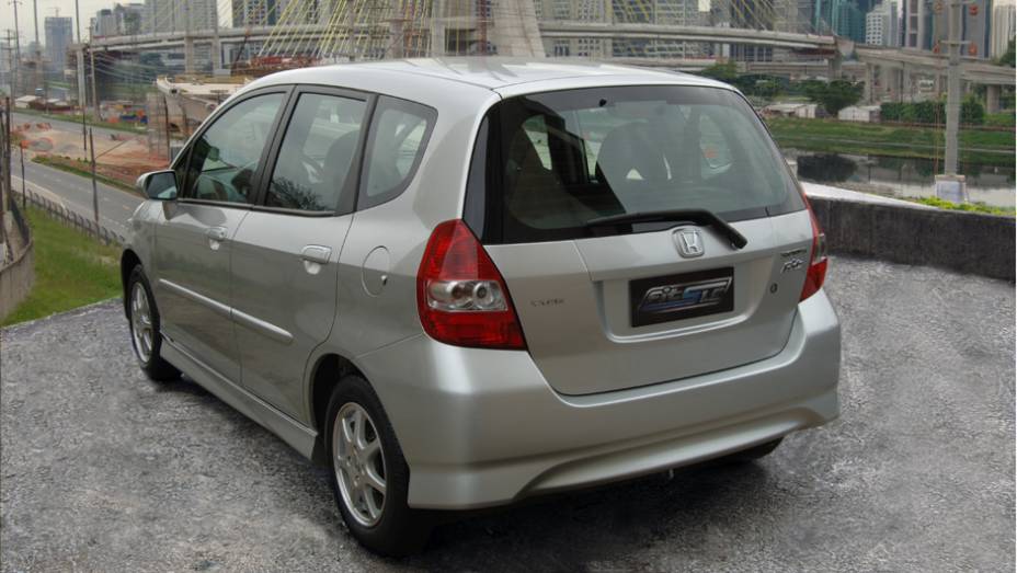 Janeiro de 2008: lan&ccedil;amento do Fit 1.5 S, s&eacute;rie limitada a 1.000 unidades com apelo esportivo - apenas no visual. Em abril, chega a 200 mil unidades vendidas | <a href="%20https://beta-develop.quatrorodas.abril.com.br/noticias/fabricantes/honda-antecipa-detalhes-novo-fit" rel="migration"></a>