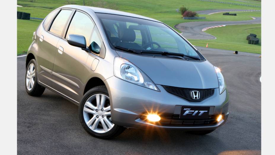 Outubro de 2008: no Sal&atilde;o do Autom&oacute;vel de SP, estreia a segunda gera&ccedil;&atilde;o, agora chamado de New Fit. Inspirado na s&eacute;tima gera&ccedil;&atilde;o do Civic, tinha quatro vers&otilde;es: LX e LXL (ambas com motor 1.4) e EX e EXL (as duas 1.5) | <a href="%20https://quatrorodas.abril.com" rel="migration"></a>