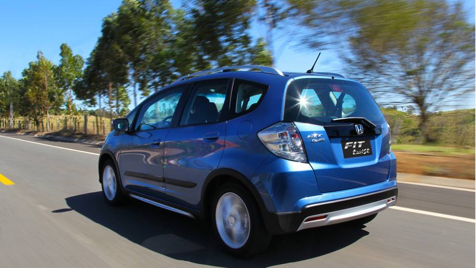 Outubro de 2012: a Honda apresenta o Fit Twist. A novidade segue a receita dos aventureiros urbanos, com lanternas transl&uacute;cidas e molduras pl&aacute;sticas nos para-lamas. O motor &eacute; o conhecido 1.5 i-VTEC flex | <a href="%20https://beta-develop.quatrorodas.abril.com.br/noticias" rel="migration"></a>