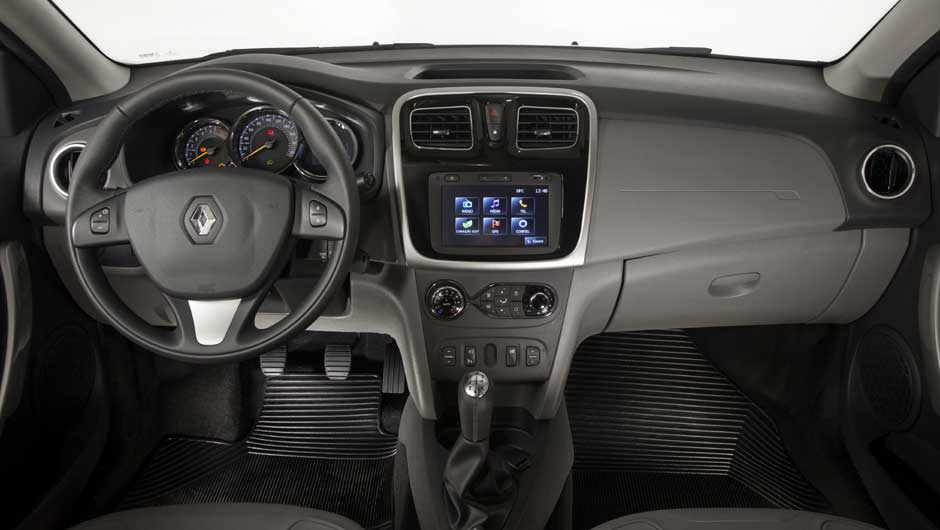Mais agrad&aacute;vel, o interior tem acabamento mais esmerado... | <a href="https://beta-develop.quatrorodas.abril.com.br/carros/lancamentos/renault-logan-759221.shtml" rel="migration">Leia mais</a>