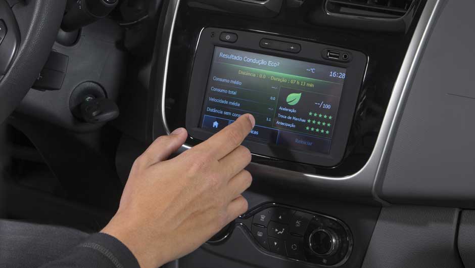 ... e ganhou itens como uma central multim&iacute;dia, opcional na vers&atilde;o Dynamique | <a href="https://beta-develop.quatrorodas.abril.com.br/carros/lancamentos/renault-logan-759221.shtml" rel="migration">Leia mais</a>