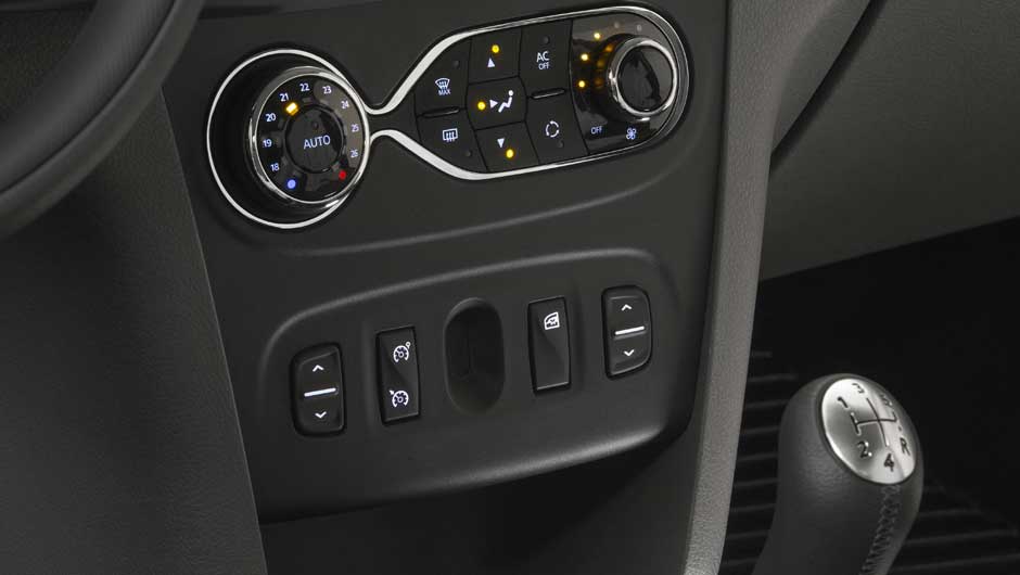 O ar-condicionado digital tamb&eacute;m &eacute; oferecido &agrave; parte na vers&atilde;o mais cara | <a href="https://beta-develop.quatrorodas.abril.com.br/carros/lancamentos/renault-logan-759221.shtml" rel="migration">Leia mais</a>