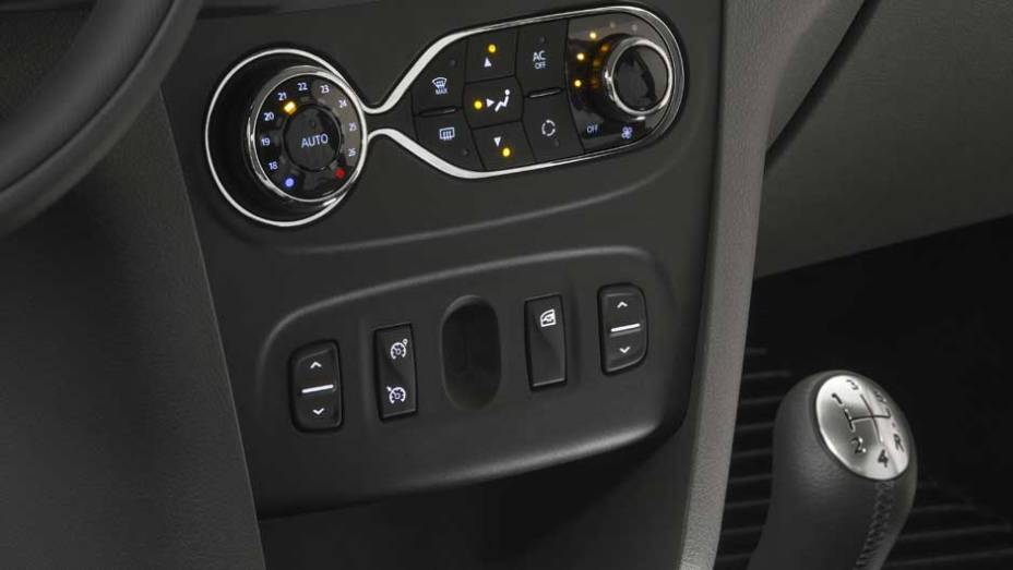 O ar-condicionado digital também é oferecido à parte na versão mais cara | <a href="https://beta-develop.quatrorodas.abril.com.br/carros/lancamentos/renault-logan-759221.shtml" rel="migration">Leia mais</a> O ar-condicionado digital também é oferecido à parte na versão mais cara | <a href="https://beta-develop.quatrorodas.abril.com.br/carros/lancamentos/renault-logan-759221.shtml" rel="migration">Leia mais</a>