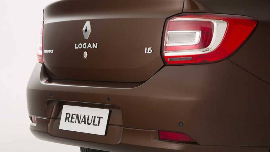 O novo Logan é uma (pesada) reestilização do antigo modelo | <a href="https://beta-develop.quatrorodas.abril.com.br/carros/lancamentos/renault-logan-759221.shtml" rel="migration">Leia mais</a>