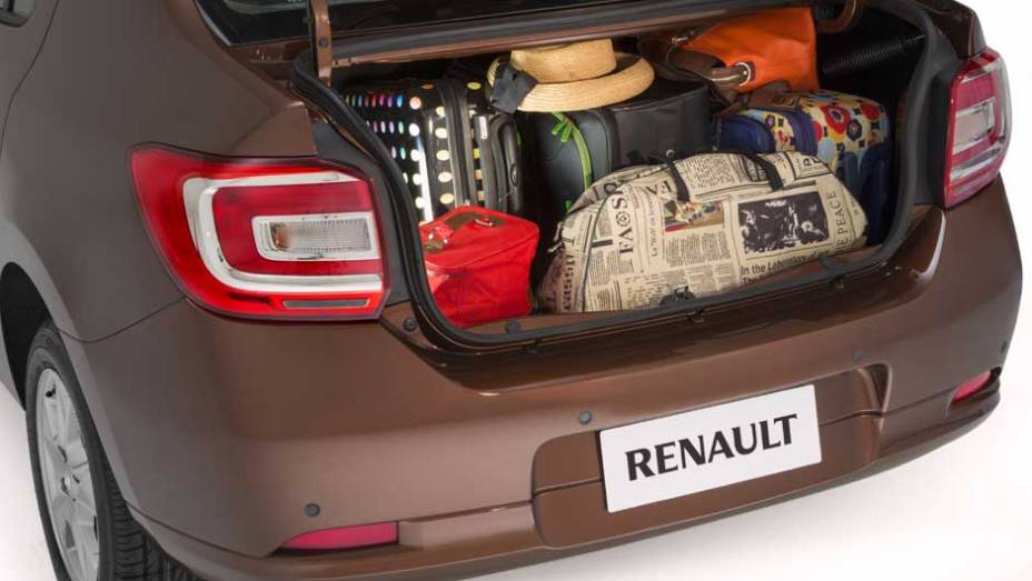 Com 4,35 m de comprimento, 1,73 m de largura e 1,52 m de altura, ele continua generoso no tamanho do porta-malas | <a href="https://beta-develop.quatrorodas.abril.com.br/carros/lancamentos/renault-logan-759221.shtml" rel="migration">Leia mais</a> Com 4,35 m de comprimento, 1,73 m de largura e 1,52 m de altura, ele continua generoso no tamanho do porta-malas | <a href="https://beta-develop.quatrorodas.abril.com.br/carros/lancamentos/renault-logan-759221.shtml" rel="migration">Leia mais</a>