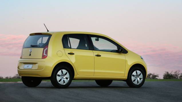 Com ma&ccedil;anetas e espelhos retrovisores de pl&aacute;stico preto e calotas aro 13, ele &eacute; a porta de entrada da linha | <a href="https://beta-develop.quatrorodas.abril.com.br/carros/lancamentos/volkswagen-up-772368.shtml" rel="migration">Leia mais</a>