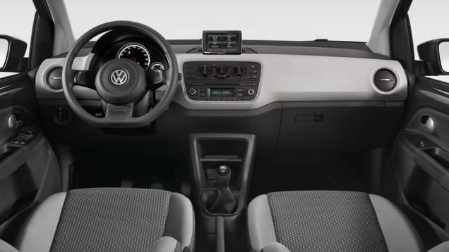 O interior do up! &eacute; simples, mas bem acabado em todas as vers&otilde;es - inclusive desde a mais b&aacute;sica; a tela multim&iacute;dia &eacute; do sistema Maps & More, vendido como opcional | <a href="https://beta-develop.quatrorodas.abril.com.br/carros/lancamentos/volkswagen-up-772368.shtml" rel="migration">L</a>