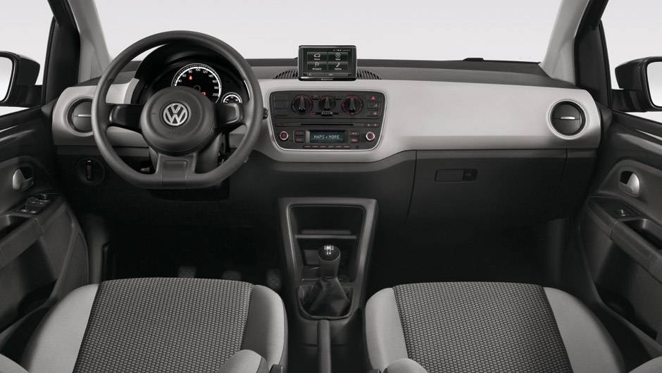 O interior do up! &eacute; simples, mas bem acabado em todas as vers&otilde;es - inclusive desde a mais b&aacute;sica; a tela multim&iacute;dia &eacute; do sistema Maps & More, vendido como opcional | <a href="https://beta-develop.quatrorodas.abril.com.br/carros/lancamentos/volkswagen-up-772368.shtml" rel="migration">L</a>