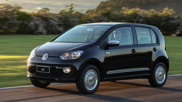 Eis a vers&atilde;o mais cara do up!, que a VW divide em tr&ecirc;s vers&otilde;es, dispon&iacute;vel por R$ 39.390. A &uacute;nica diferen&ccedil;a entre elas est&aacute; apenas na cor, como indicam os nomes white, red e black; esta &eacute; a black up! | <a href="https://beta-develop.quatrorodas.abril.com.br/carros/lanca" rel="migration"></a>