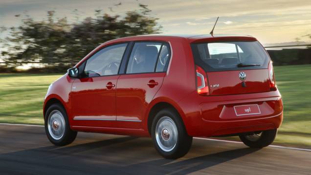 O red up! pode agradar os f&atilde;s de esportividade; note a tampa do porta-malas de a&ccedil;o em vez de vidro, como nos carros vendidos na Europa | <a href="https://beta-develop.quatrorodas.abril.com.br/carros/lancamentos/volkswagen-up-772368.shtml" rel="migration">Leia mais</a>