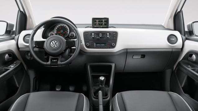 O interior tem apliques na mesma tonalidade do exterior e v&aacute;rios itens est&eacute;ticos que deixam a cabine mais agrad&aacute;vel de se ver | <a href="https://beta-develop.quatrorodas.abril.com.br/carros/lancamentos/volkswagen-up-772368.shtml" rel="migration">Leia mais</a>