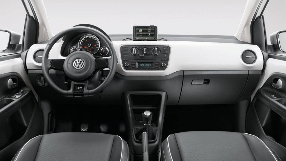 O interior tem apliques na mesma tonalidade do exterior e v&aacute;rios itens est&eacute;ticos que deixam a cabine mais agrad&aacute;vel de se ver | <a href="https://beta-develop.quatrorodas.abril.com.br/carros/lancamentos/volkswagen-up-772368.shtml" rel="migration">Leia mais</a>