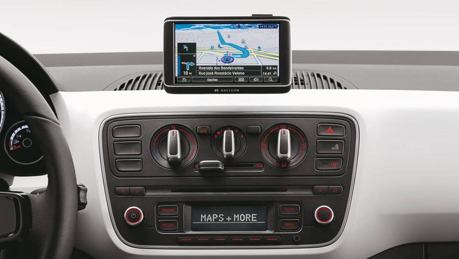 A tela do sistema multimídia Maps & More exibe informações de GPS, música e computador de bordo | <a href="https://beta-develop.quatrorodas.abril.com.br/carros/lancamentos/volkswagen-up-772368.shtml" rel="migration">Leia mais</a> A tela do sistema multimídia Maps & More exibe informações de GPS, música e computador de bordo | <a href="https://beta-develop.quatrorodas.abril.com.br/carros/lancamentos/volkswagen-up-772368.shtml" rel="migration">Leia mais</a>