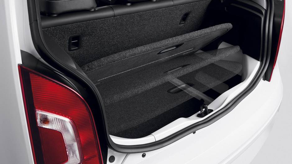 Diminuto, o porta-malas traz uma bandeja porta-objetos debaixo do assoalho | <a href="https://beta-develop.quatrorodas.abril.com.br/carros/lancamentos/volkswagen-up-772368.shtml" rel="migration">Leia mais</a> Diminuto, o porta-malas traz uma bandeja porta-objetos debaixo do assoalho | <a href="https://beta-develop.quatrorodas.abril.com.br/carros/lancamentos/volkswagen-up-772368.shtml" rel="migration">Leia mais</a>
