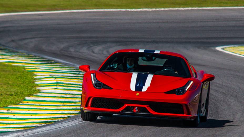 Versão (ainda mais) esportiva da 458 Italia, a 458 Speciale já está no Brasil | <a href="https://beta-develop.quatrorodas.abril.com.br/noticias/fabricantes/ferrari-traz-458-speciale-brasil-785214.shtml" rel="migration">Leia mais</a>